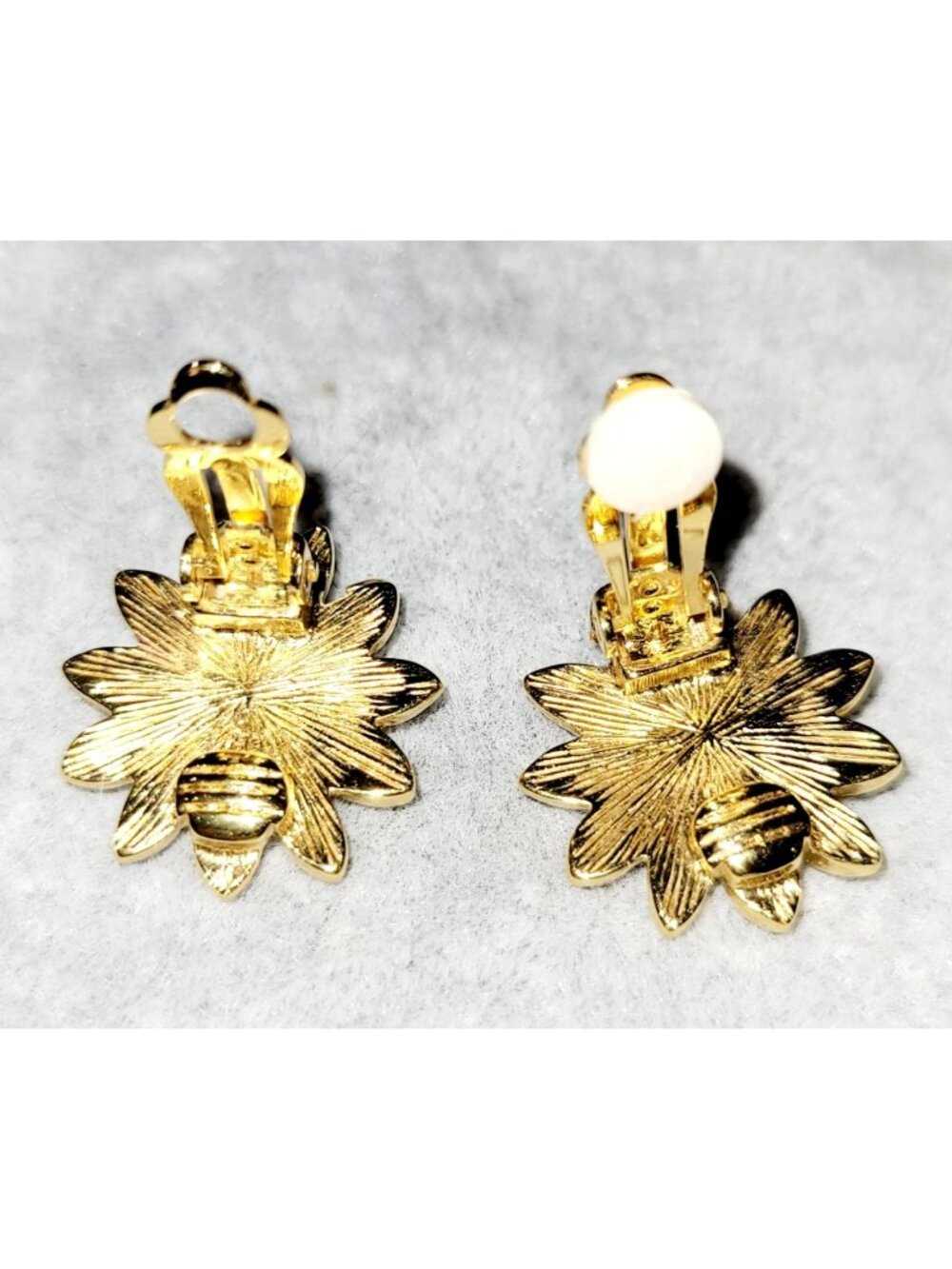 Vintage Circa 1980's Clip on Statement Earrings Gold Tone Textured SunFlowers - Picture 5 of 6